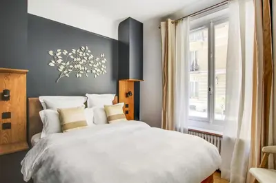 Un ou plusieurs lits dans un hébergement de l'établissement Séjours Parisiens / Suite Belle Courcelles / 4*