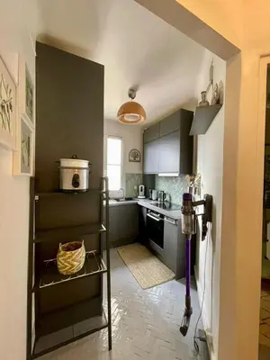 Cuisine ou kitchenette dans l'établissement AIR CONDITIONING - METRO 14 - CHARMING TRADITIONAL STYLE AND MODERN ACCESS 10 MN AWAY FROM CENTER Of PARIS