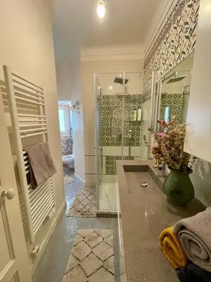 Salle de bains dans l'établissement AIR CONDITIONING - METRO 14 - CHARMING TRADITIONAL STYLE AND MODERN ACCESS 10 MN AWAY FROM CENTER Of PARIS