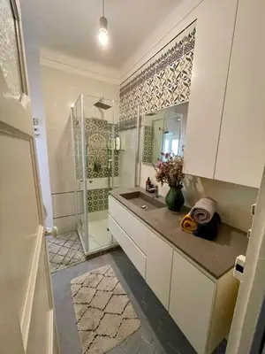 Salle de bains dans l'établissement AIR CONDITIONING - METRO 14 - CHARMING TRADITIONAL STYLE AND MODERN ACCESS 10 MN AWAY FROM CENTER Of PARIS