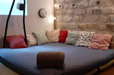 Un ou plusieurs lits dans un hébergement de l'établissement Appartement au coeur de Ménilmontant