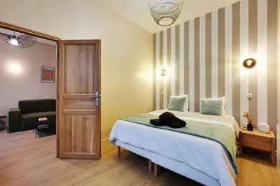 Un ou plusieurs lits dans un hébergement de l'établissement Charming Flat, quartier latin with a private cinema