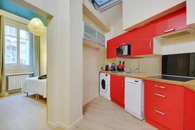 Cuisine ou kitchenette dans l'établissement Charming Flat, quartier latin with a private cinema