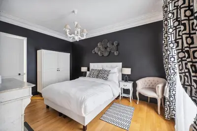Un ou plusieurs lits dans un hébergement de l'établissement Séjours Parisiens / Suite Le Royal / 4*