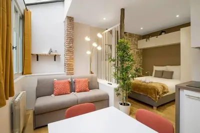 Un ou plusieurs lits dans un hébergement de l'établissement Typical Parisian Studio in Le Marais#4 pers