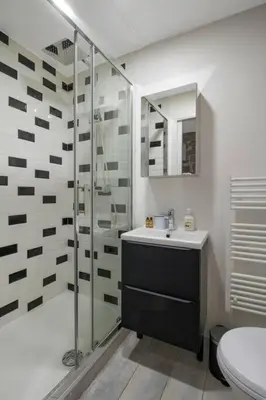 Salle de bains dans l'établissement Typical Parisian Studio in Le Marais#4 pers