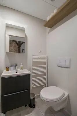 Salle de bains dans l'établissement Typical Parisian Studio in Le Marais#4 pers