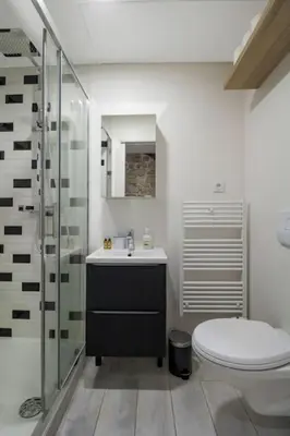 Salle de bains dans l'établissement Typical Parisian Studio in Le Marais#4 pers