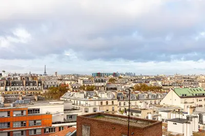 Vue générale sur Paris ou vue de la ville depuis l'appartement