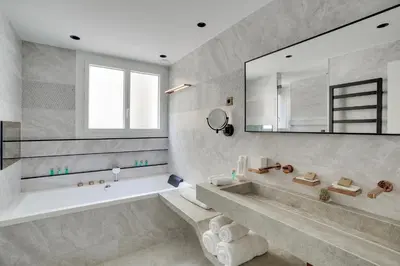 Salle de bains dans l'établissement Séjours Parisiens / Suite Étoile / 5*