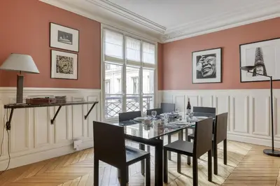 Coin salon dans l'établissement Gorgeous and large flat in the heart of Paris 09