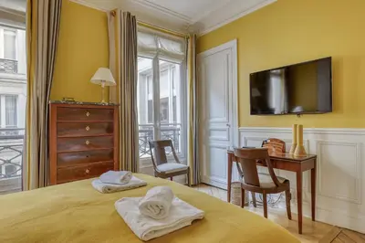 Télévision ou salle de divertissement dans l'établissement Gorgeous and large flat in the heart of Paris 09