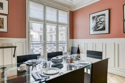 Coin salon dans l'établissement Gorgeous and large flat in the heart of Paris 09