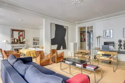 Coin salon dans l'établissement Gorgeous and large flat in the heart of Paris 09