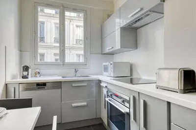 Cuisine ou kitchenette dans l'établissement Gorgeous and large flat in the heart of Paris 09