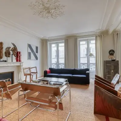 Gorgeous and large flat in the heart of Paris 09