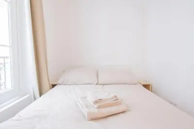 Un ou plusieurs lits dans un hébergement de l'établissement We Parisian The Latin Quarter Cozy Home