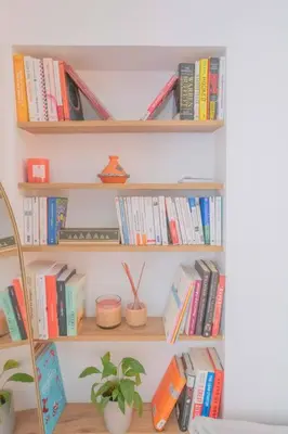 Bibliothèque dans l'appartement
