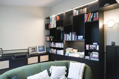 Bibliothèque dans la maison de vacances