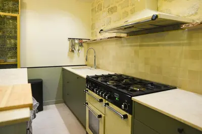 Cuisine ou kitchenette dans l'établissement Comfortable 150 m house in the heart of Paris