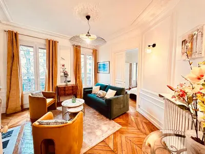 Coin salon dans l'établissement Charming 4-room flat near Eiffel Tower-8people-2 bedrooms