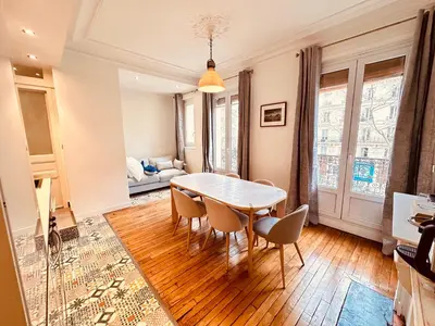Coin salon dans l'établissement Charming 4-room flat near Eiffel Tower-8people-2 bedrooms