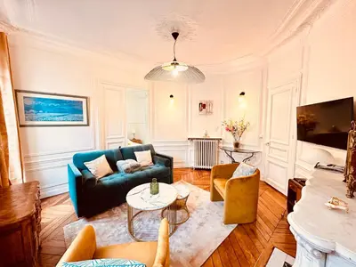Télévision ou salle de divertissement dans l'établissement Charming 4-room flat near Eiffel Tower-8people-2 bedrooms