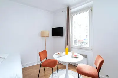 Télévision ou salle de divertissement dans l'établissement Studio Avenue Philippe Auguste