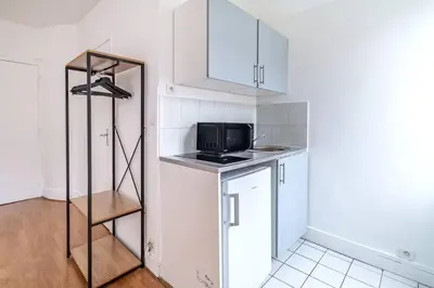 Cuisine ou kitchenette dans l'établissement Studio Proche Boulevard Voltaire