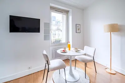 Télévision ou salle de divertissement dans l'établissement Studio Proche Boulevard Voltaire