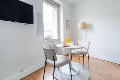 Télévision ou salle de divertissement dans l'établissement Studio Proche Boulevard Voltaire