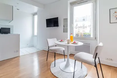 Télévision ou salle de divertissement dans l'établissement Studio Proche Boulevard Voltaire