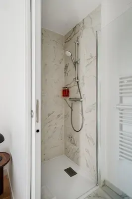 Salle de bains dans l'établissement Residence Clichy - Dagobert
