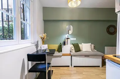 Coin salon dans l'établissement Design and Quiet studio on wooded courtyard !