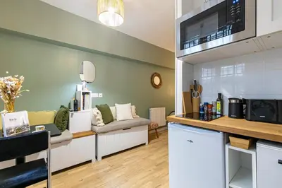 Cuisine ou kitchenette dans l'établissement Design and Quiet studio on wooded courtyard !