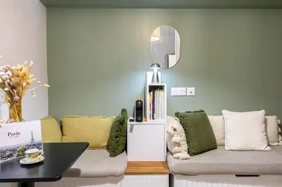 Coin salon dans l'établissement Design and Quiet studio on wooded courtyard !
