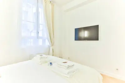 Télévision ou salle de divertissement dans l'établissement Charming 2BR - 6P - Eiffel Tower