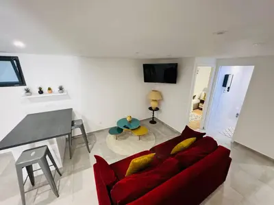 Télévision ou salle de divertissement dans l'établissement Logement design entier neuf à Paris Gentilly