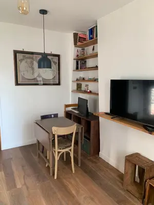Télévision ou salle de divertissement dans l'établissement L'appart sur le canal