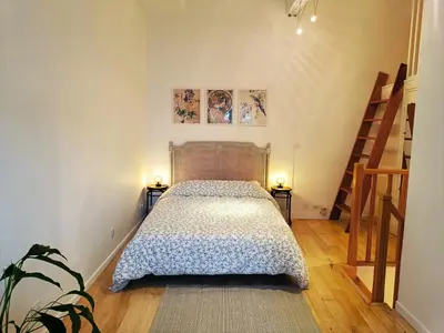 Un ou plusieurs lits dans un hébergement de l'établissement Peaceful apartment with private garden