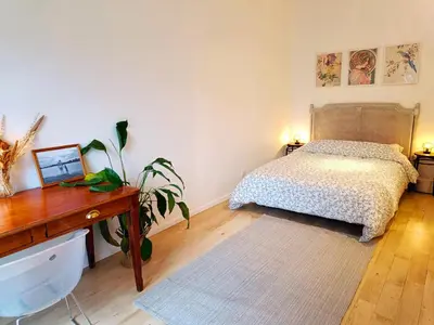 Un ou plusieurs lits dans un hébergement de l'établissement Peaceful apartment with private garden