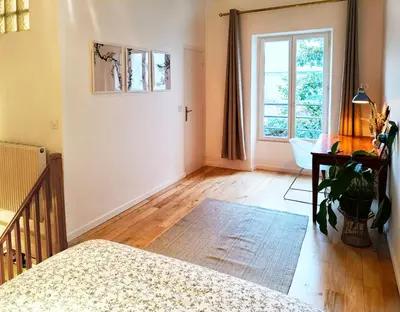 Un ou plusieurs lits dans un hébergement de l'établissement Peaceful apartment with private garden