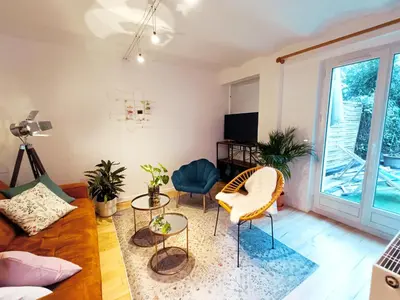 Télévision ou salle de divertissement dans l'établissement Peaceful apartment with private garden