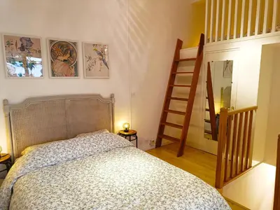 Un ou plusieurs lits dans un hébergement de l'établissement Peaceful apartment with private garden