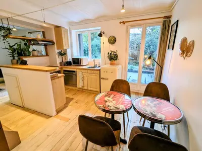 Cuisine ou kitchenette dans l'établissement Peaceful apartment with private garden
