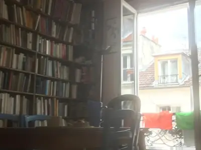 Bibliothèque dans l'appartement