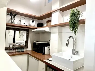 Cuisine ou kitchenette dans l'établissement Studio climatisé pour 1 ou 2 personnes au 109 avenue Mozart Paris 16