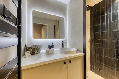 Salle de bains dans l'établissement Les Reflets des Martyrs I 3CH I 2SDB I Clim