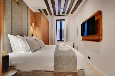 Un ou plusieurs lits dans un hébergement de l'établissement Luxury in the heart or Paris-Notre Dame