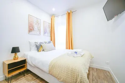 Un ou plusieurs lits dans un hébergement de l'établissement Nets Inn Apartments - Saint Lazare